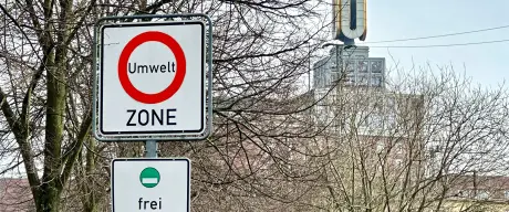 Aufnahme eines Straßenschildes "Umweltzone". Im Hintergrund das Dortmunder U und Äste.