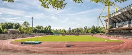 Blick in das Stadion Rote Erde. Laufbahn und Rasenfläche. Rechts der angrenzende Signal-Iduna Park.