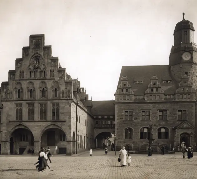 Das Dortmunder Rathaus sowie die Sparkasse aus dem Jahr 1910.