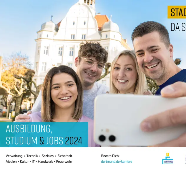 Ausbildung Studium & Jobs 2024 bei der Stadtverwaltung Dortmund, vier Menschen machen zusammen ein Selfie, im Hintergrund ist der Borsigplatz zu erkennen 