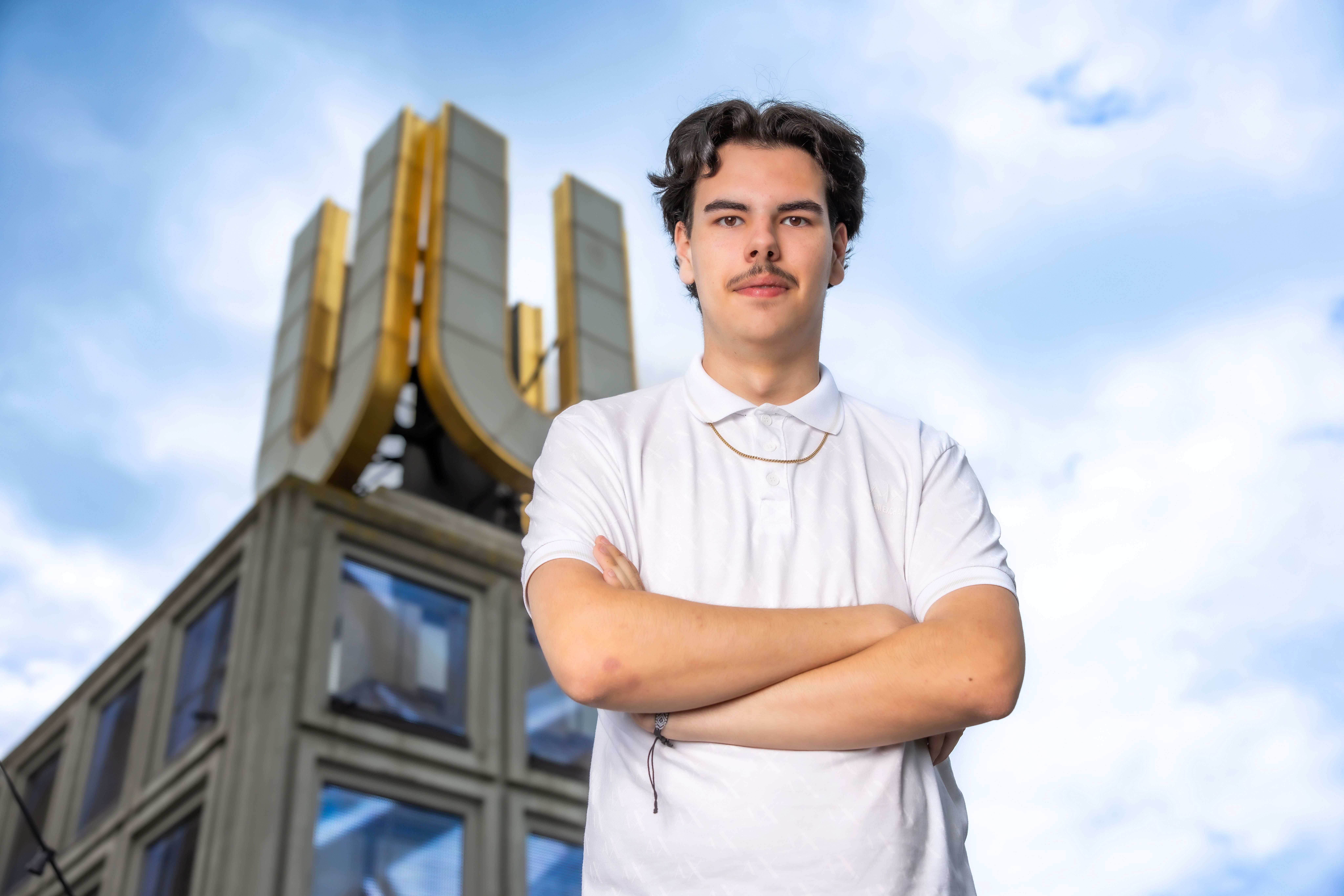 Porträtfoto eines jungen Mannes vor dem U-Turm