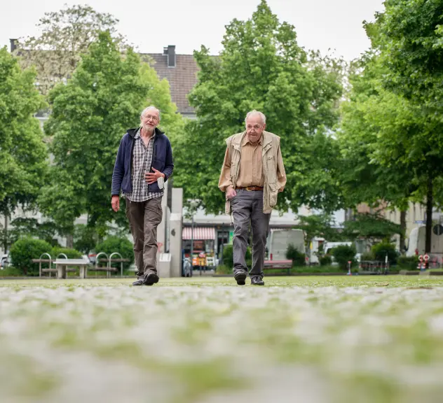 Zwei Senioren, die über den Hörder Neumarkt laufen