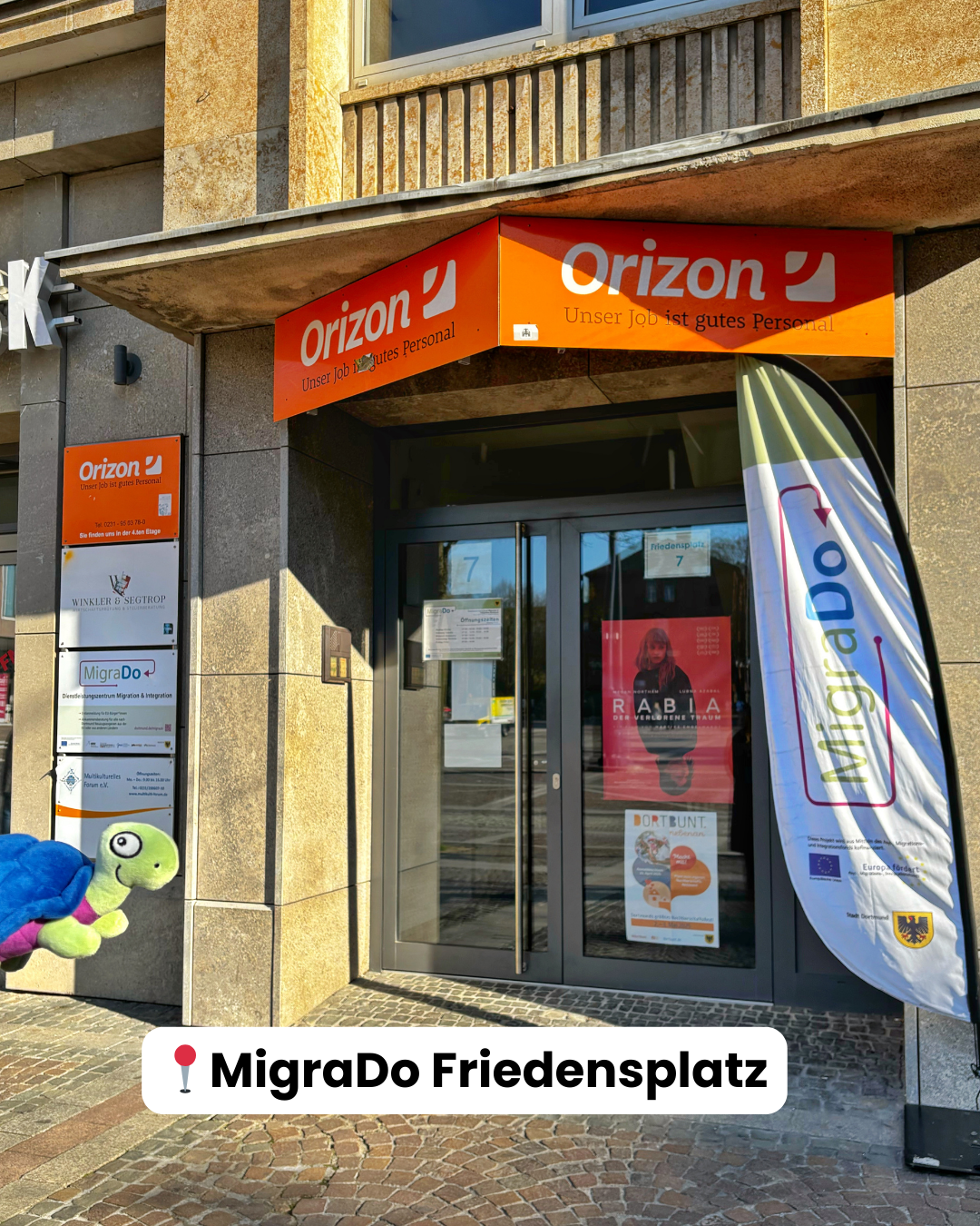Ein Hauseingang, auf dem "Migrado" zu lesen ist. 