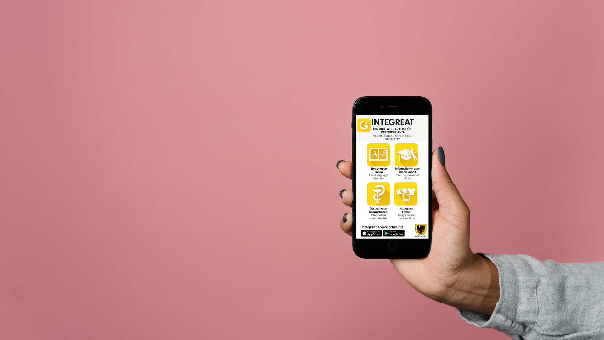 Eine Hand, die ein Smartphone hält. Darauf ist die Oberfläche der InteGreat-App zu sehen. Der Hintergrund ist altrosa. 