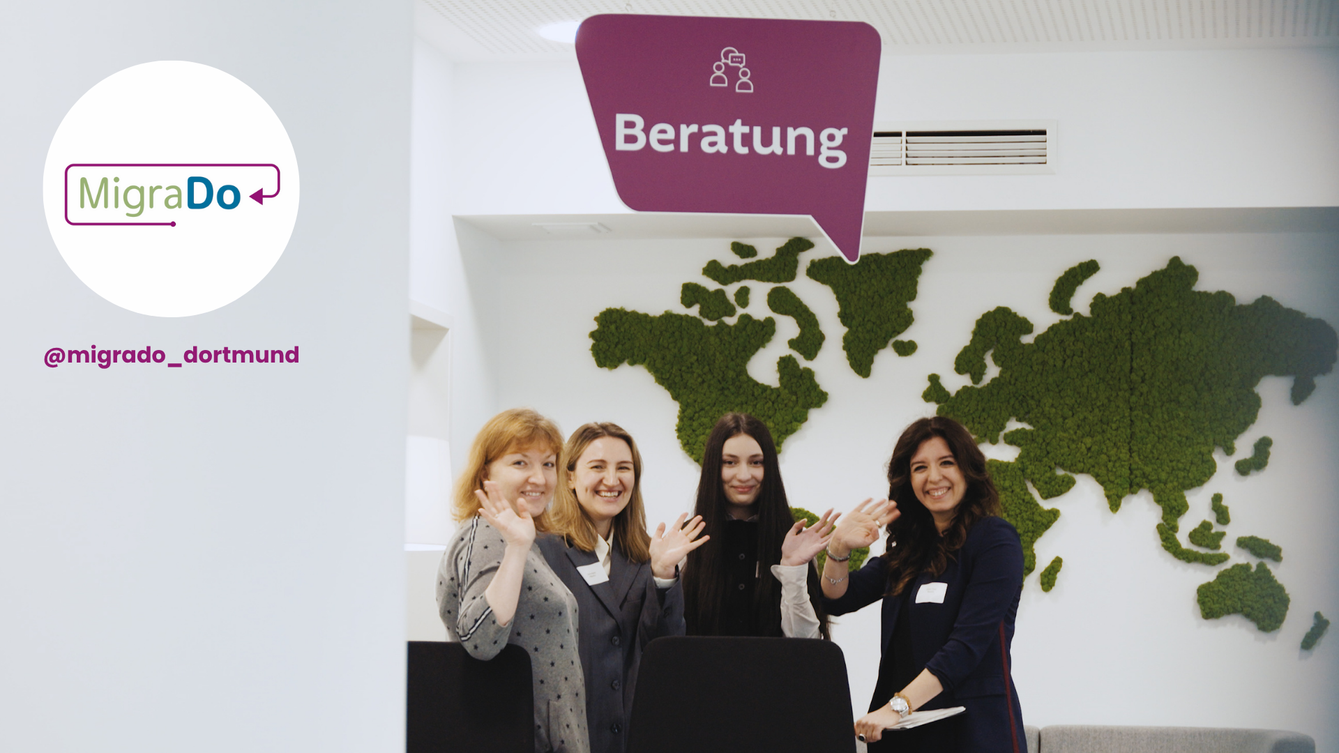 Eine Frauengruppe, die in die Kamera lächelt und winkt. Darüber eine Sprachblase, in der "Beratung" steht. 