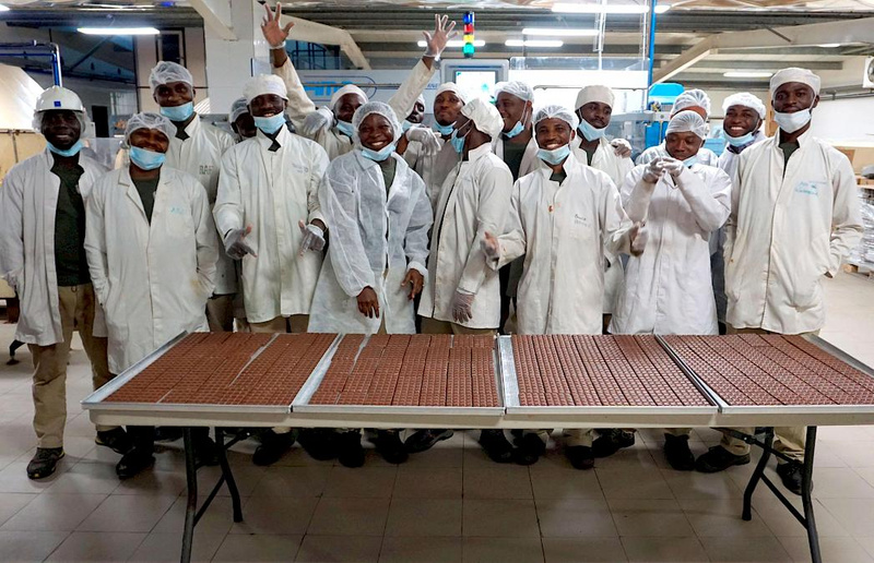 Mitarbeitende des Schokoladenherstellers fairafric präsentieren die produzierte Stadtschokolade.