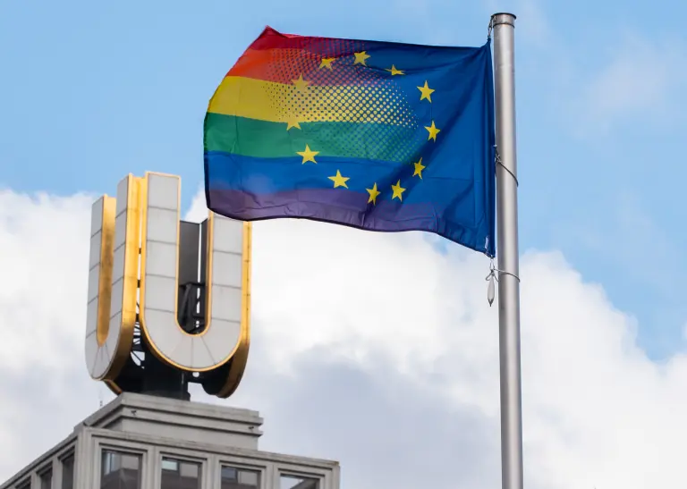 EU-Regenbogen-Fahne weht vor dem Dortmunder U