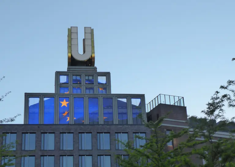 Dortmunder U mit Europaflagge in den Fliegenden Bildern