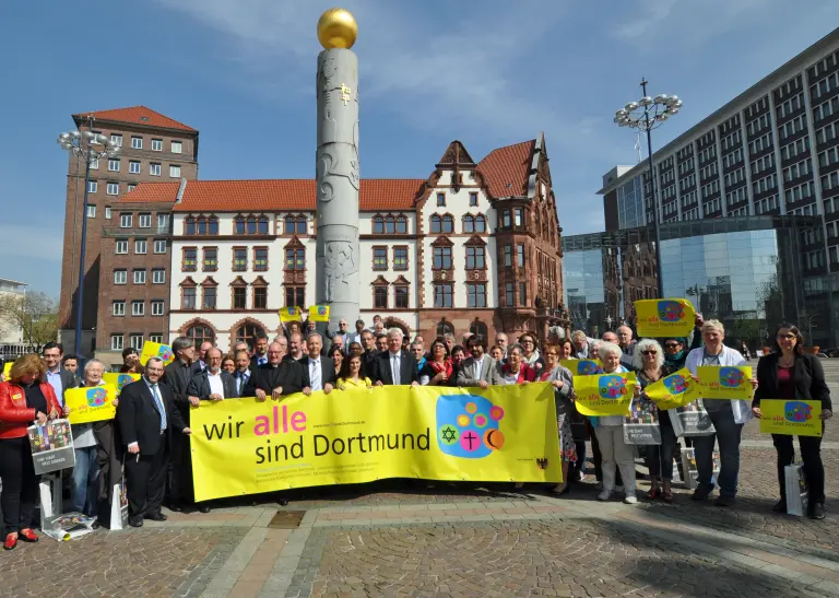 Auftakt der Kampagne "Wir ALLE sind Dortmund!" auf dem Friedensplatz. Stadt Dortmund, die Evangelische und Katholische Kirche, der Rat der muslimischen Gemeinden und die Jüdische Kultusgemeinde hatten die Initiative zu dieser Kampagne ergriffen, um gegen Terror und Gewalt, Fremdenfeindlichkeit, Islamophobie und Antisemitusmus einzutreten