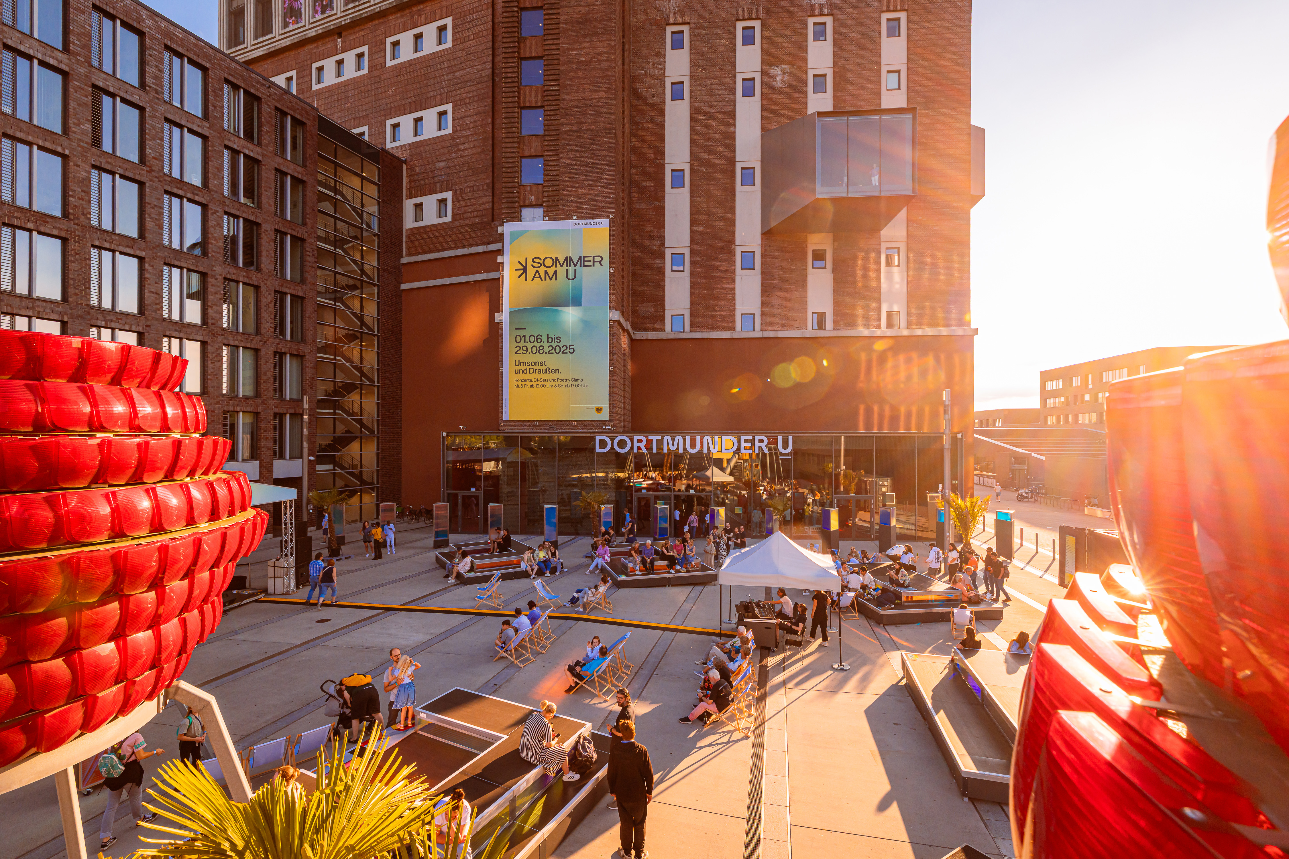 Der Vorplatz am Dortmunder U mit Menschen bevölkert. 