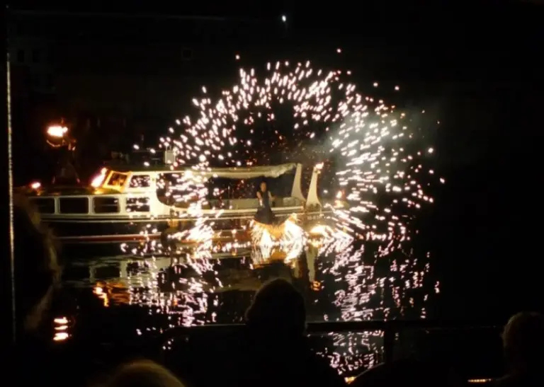 Boot mit Feuerwerk
