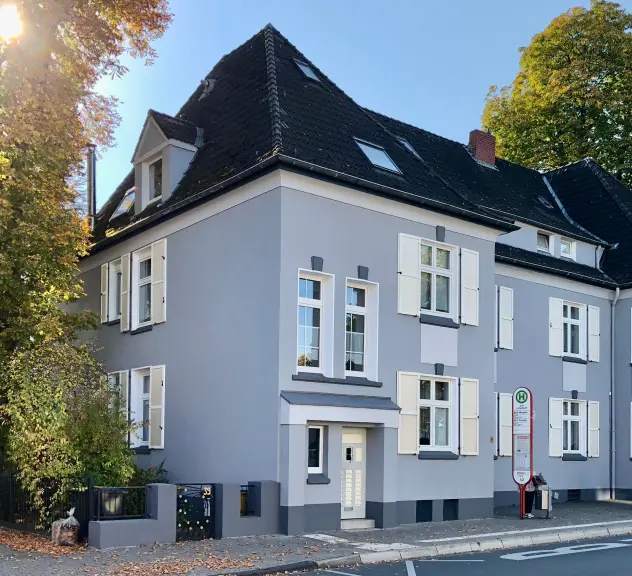 Mehrfamilienhaus mit frisch gestrichener Fassade