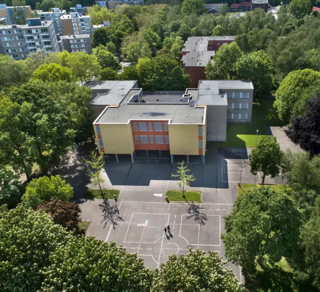 Luftbild eines Schulgebäudes und eines Schulhofs.