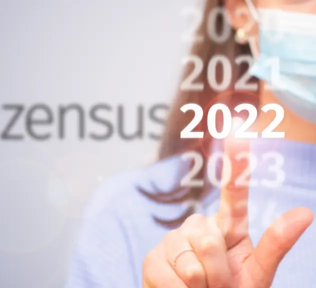Im Hintergrund steht ZENSUS, im Vordergrund tippt eine Person auf das Jahr 2022. Darüber und darunter befinden sich die Jahre 2021 und 2023.