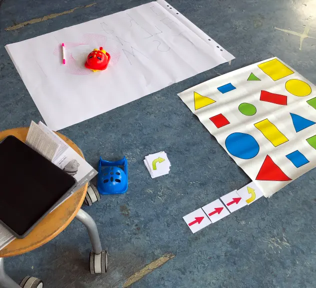 Ein Spiel mit verschiedenen bunten Formen liegt auf dem Boden