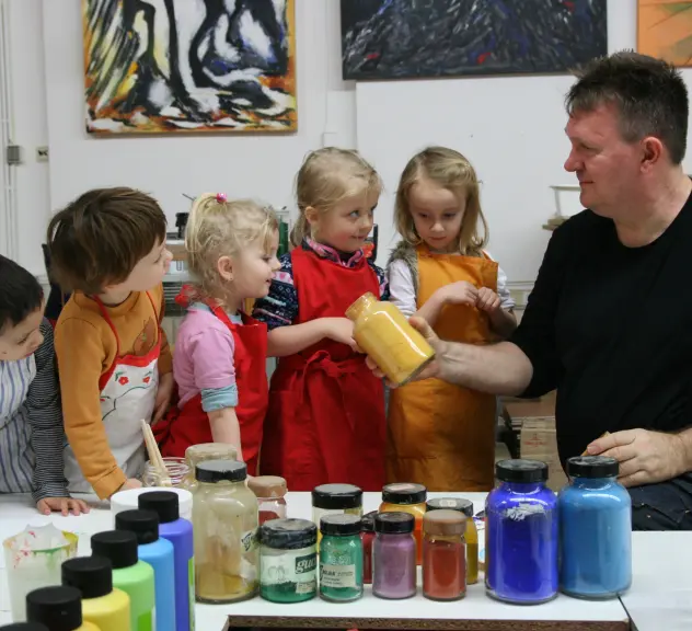 Ein Mann und fünf Kinder experimentieren mit Farben