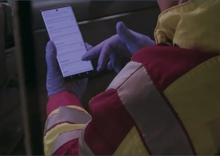 Ein Feuerwehrmann vor einem Tablet