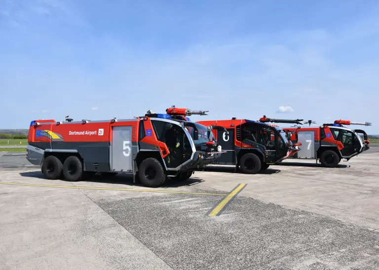 Drei Spezialfahrzeuge der Feuerwehr für die Flugzeugbrandbekämpfung