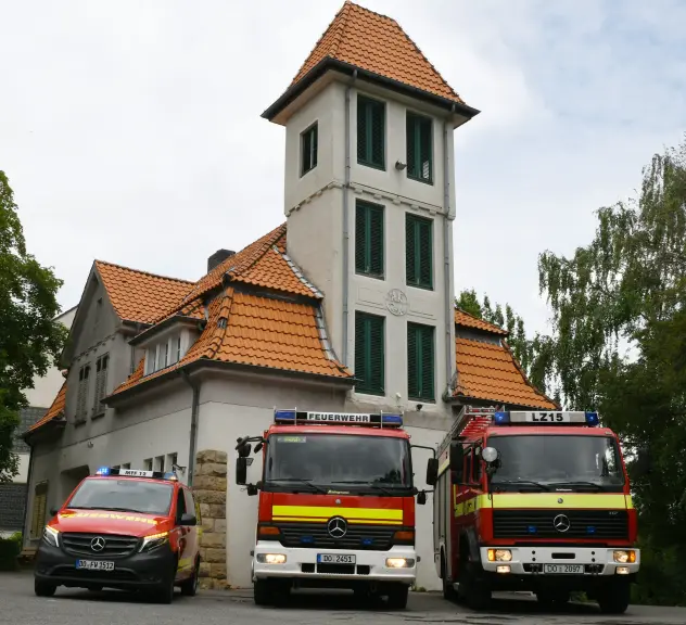 Einsatzfahrzeuge vor dem Gerätehaus des Löschzuges 15 in Kirchhörde