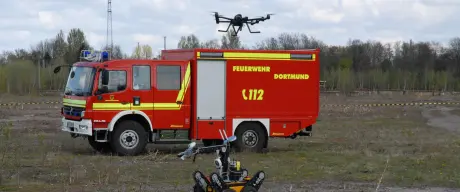 Drohne und Roboter vor einem Feuerwehrfahrzeug