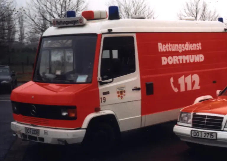 Rettungswagen und Notarzteinsatzfahzeug in der 80er Jahren