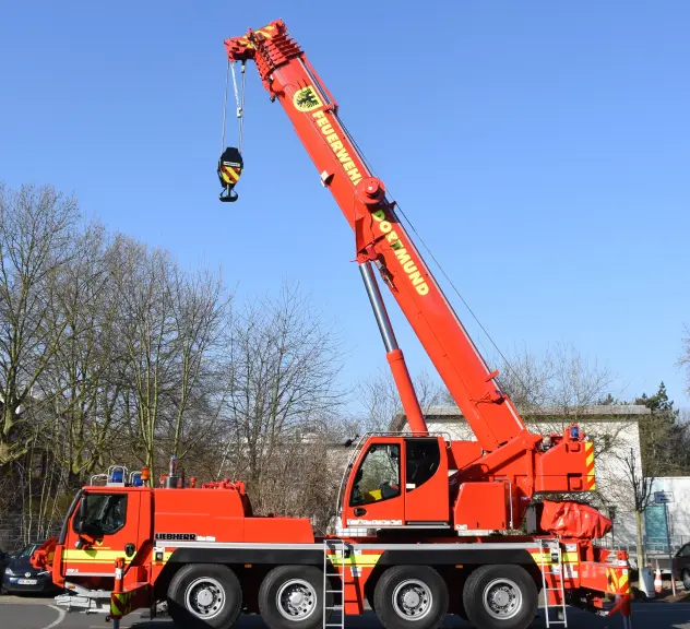 Kranwagen der Feuerwehr Dortmund aufgestellt