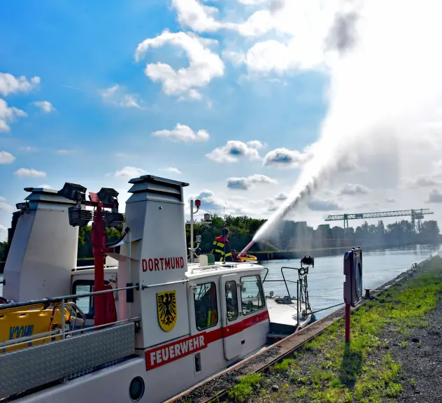 Löschboot der feuerwehr Dortmund bei der Wasserabgabe