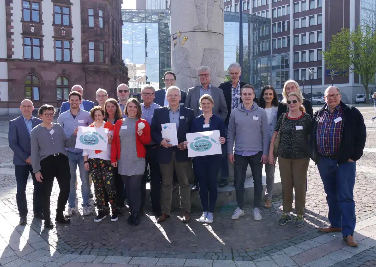 Gruppenfoto von allen Teilnehmer*innen anlässlich des Projektstarts "Ökoprofit 2018"
