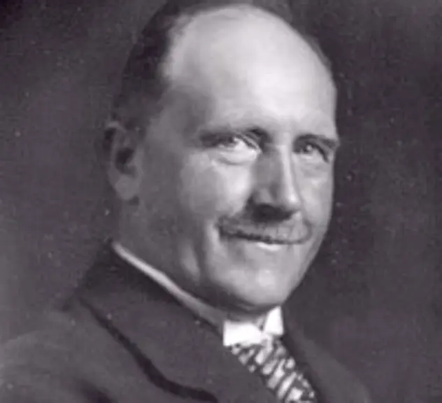 schwarz-weiß Portrait eines älteren Herren mit Anzug und Krawatte