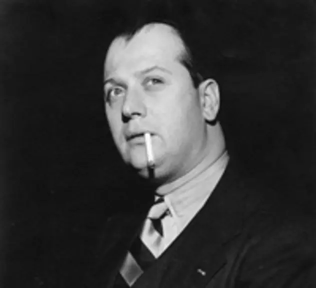 schwarz-weiß Portrait eines Herren in Anzug mit Zigarette im Mund