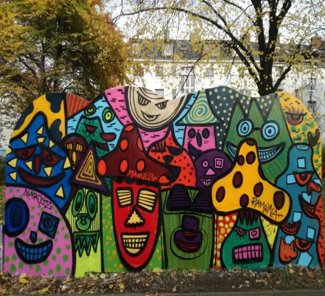Buntes Graffiti auf einer Wand