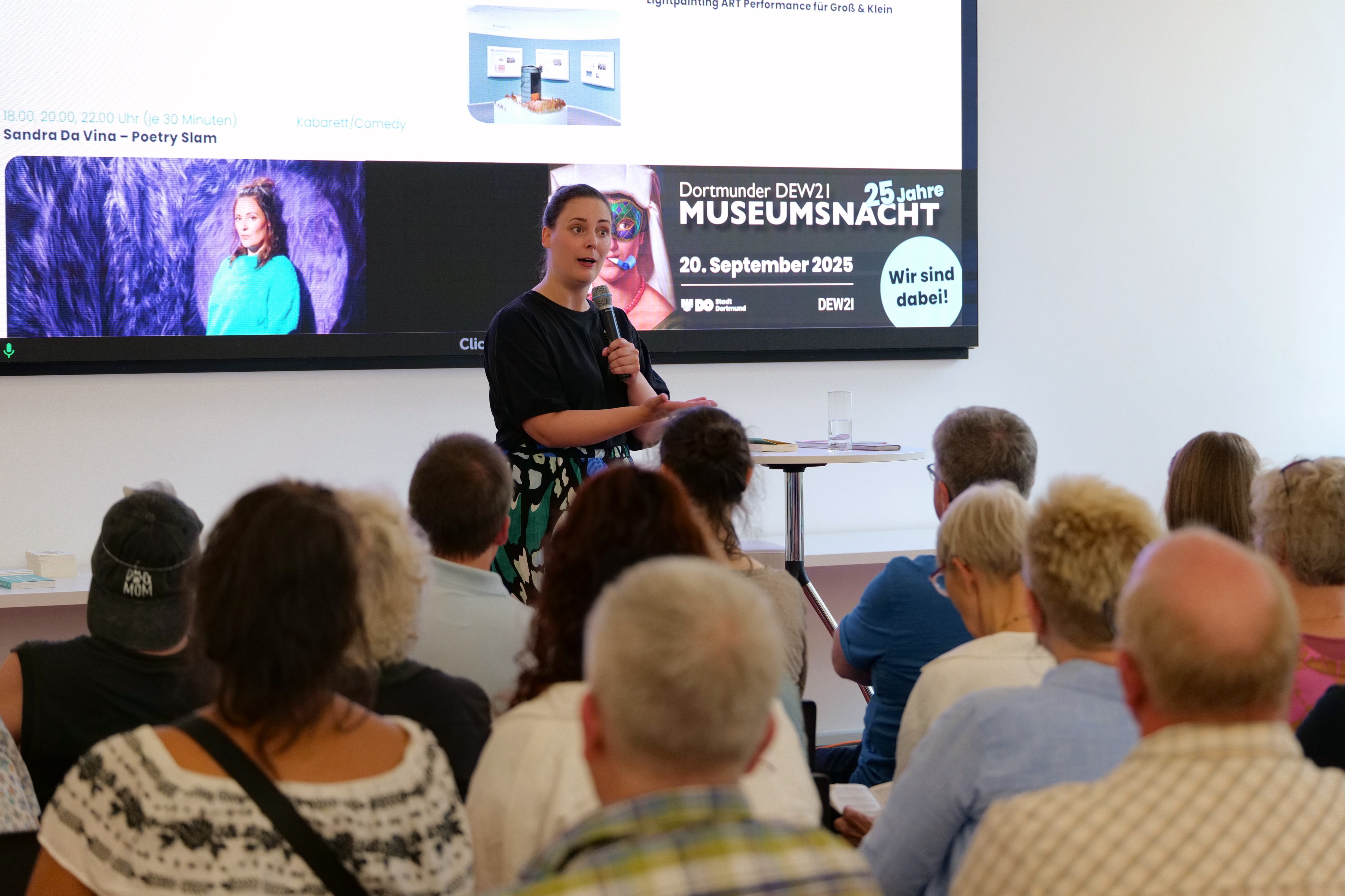 Poetry-Slammerin Sandra Da Vina bei ihrem Auftritt vor Publikum im Baukunstarchiv NRW.