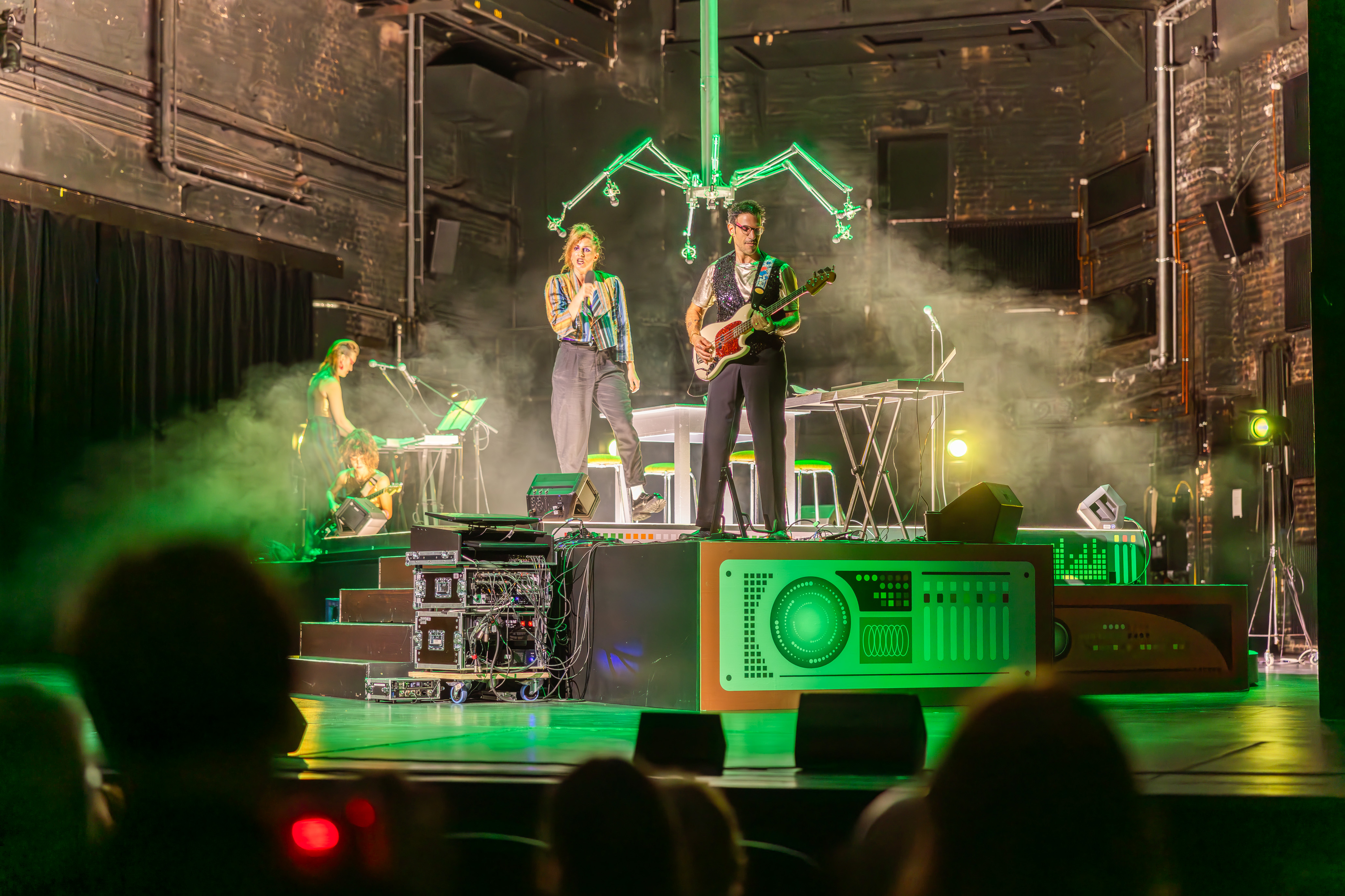 Künstler*innen des Theaters auf der Schauspiel-Bühne im großen Saal.