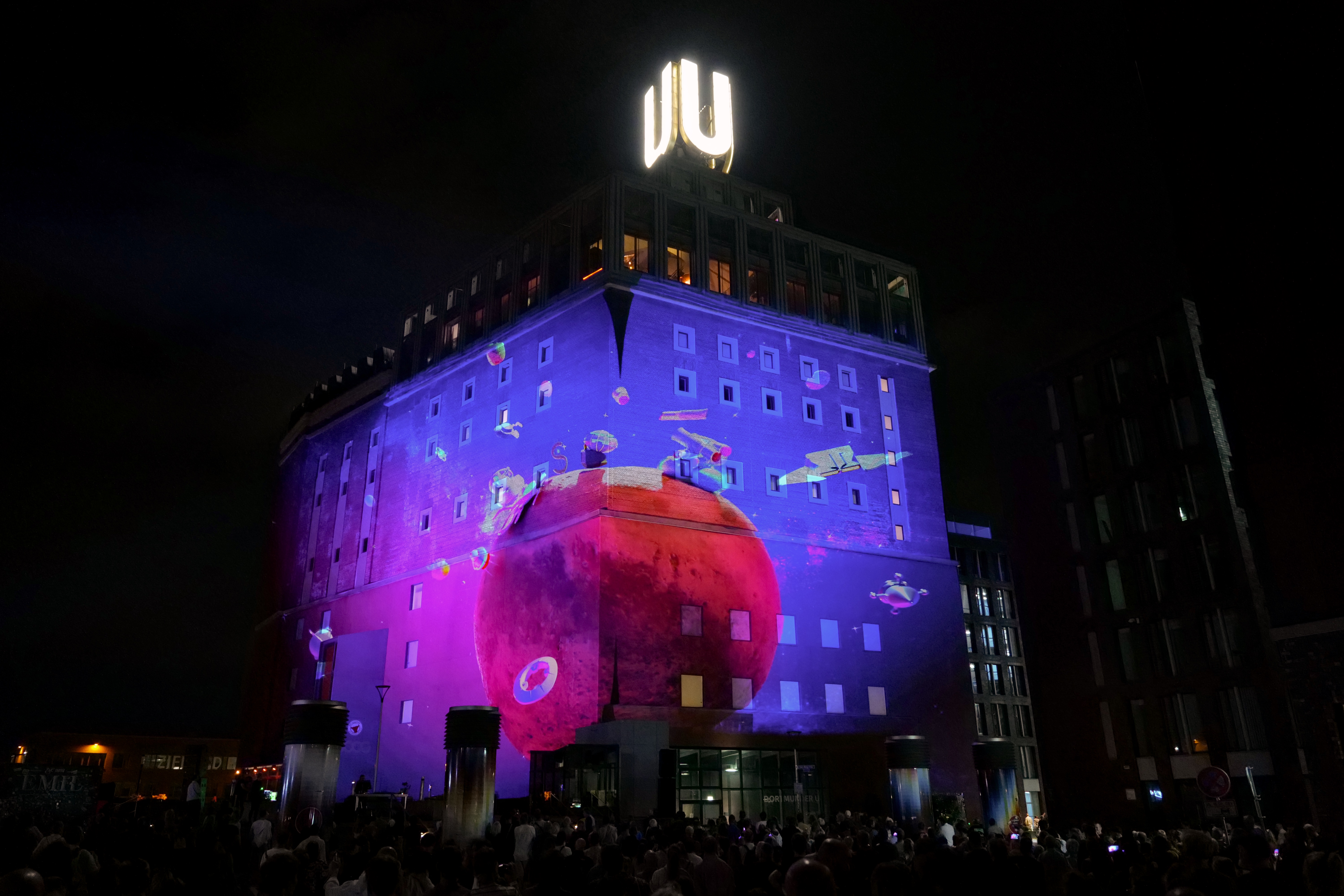 Das Dortmunder U, auf dessen Fassade eine Projektion gestrahlt wird.