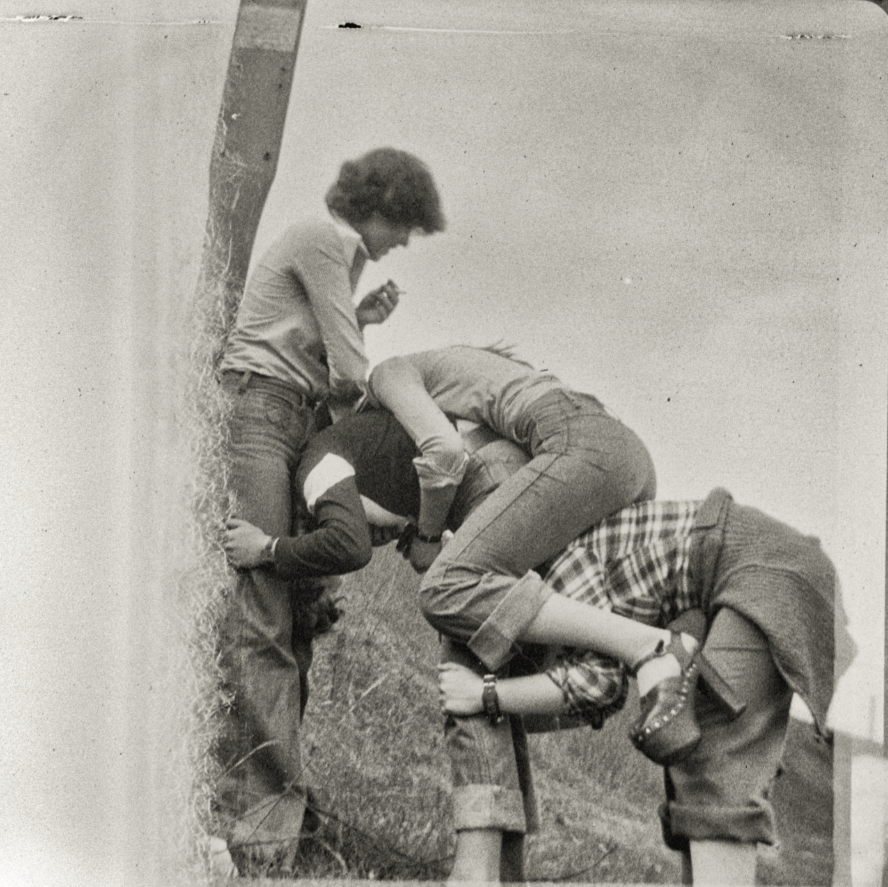 Schwarz-weiß Foto von vier Personen, die mit ihren Körpern eine Form bilden.