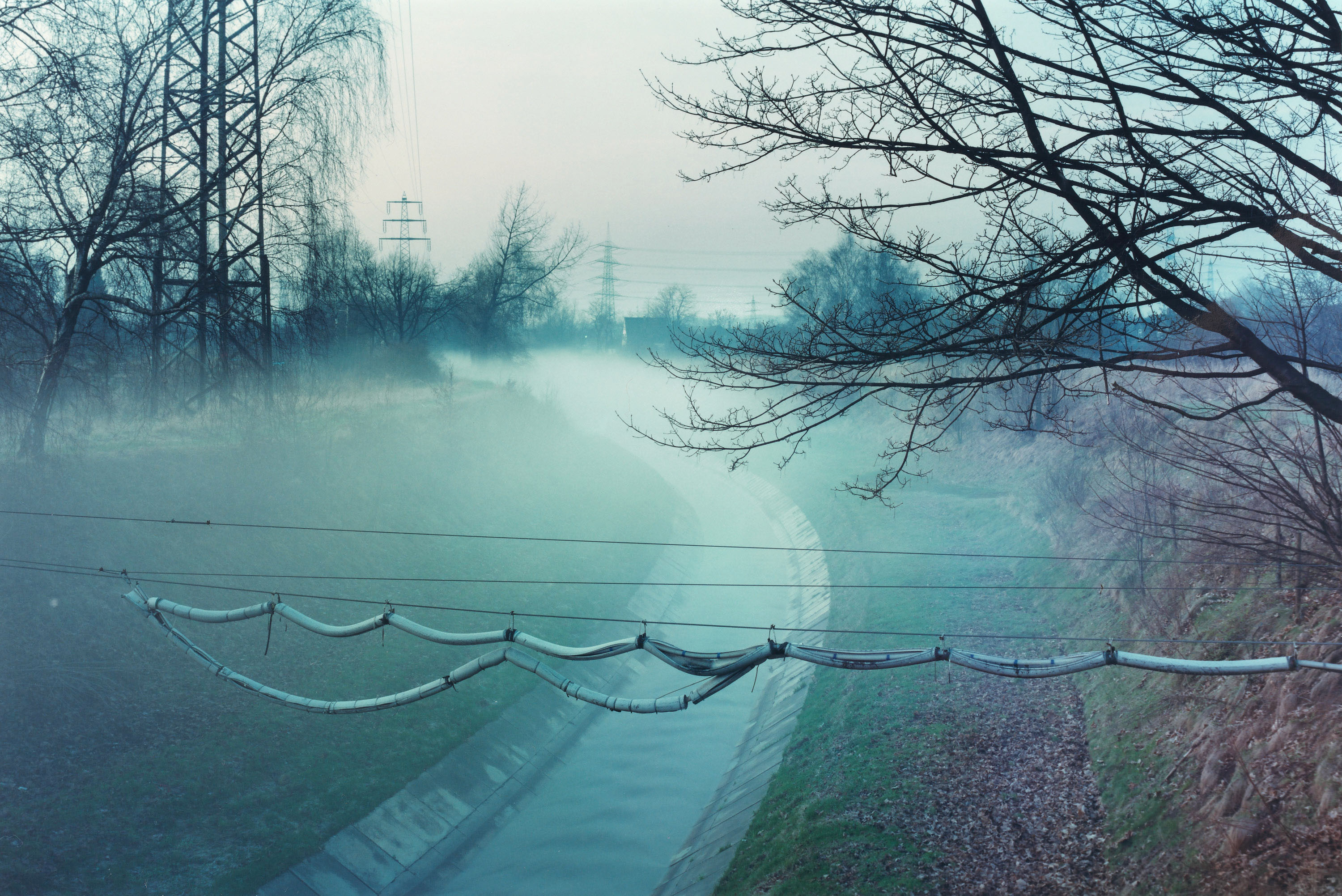 schmaler Kanal im Nebel