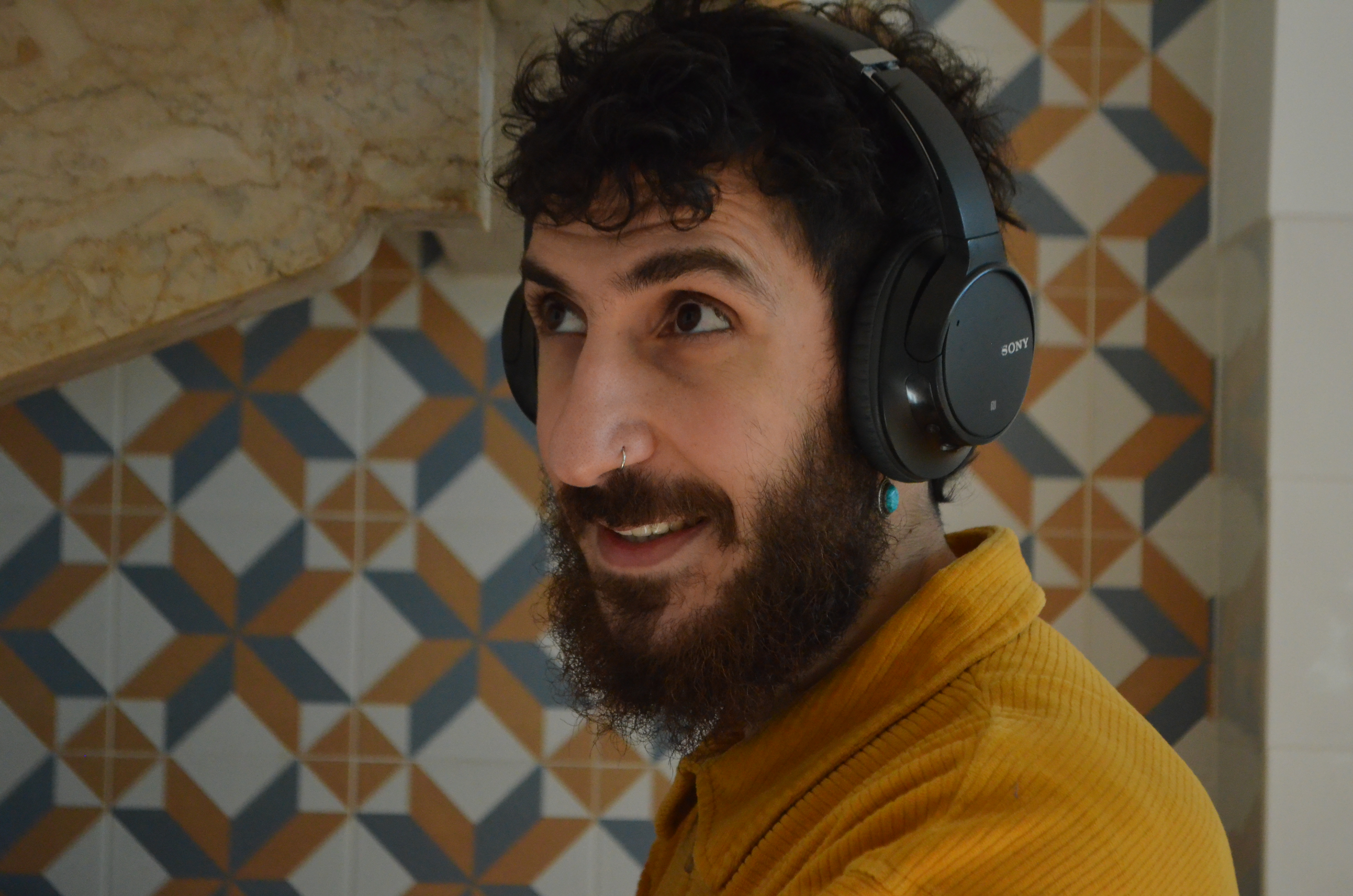 Porträt eines Mannes mit Kopfhörer, der zur Seite blickt