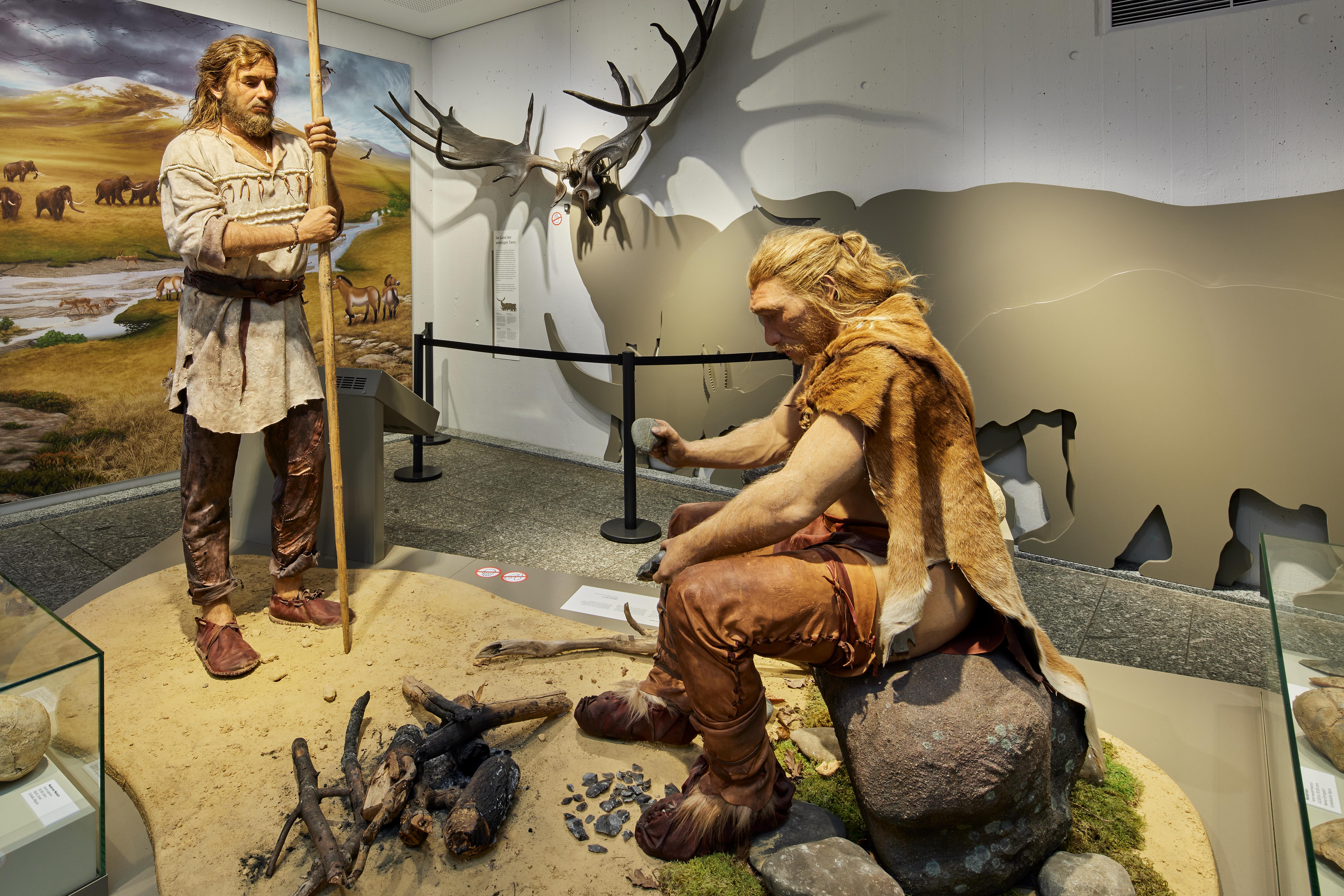 Detailansicht des Dioramas mit steinzeitlichen Menschen
