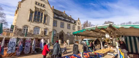 Wochenmarkt vor dem historischen Rathaus in Aplerbeck