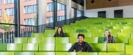 Drei Studenten sitzen in einem Hörsall der Tu Dortmund.