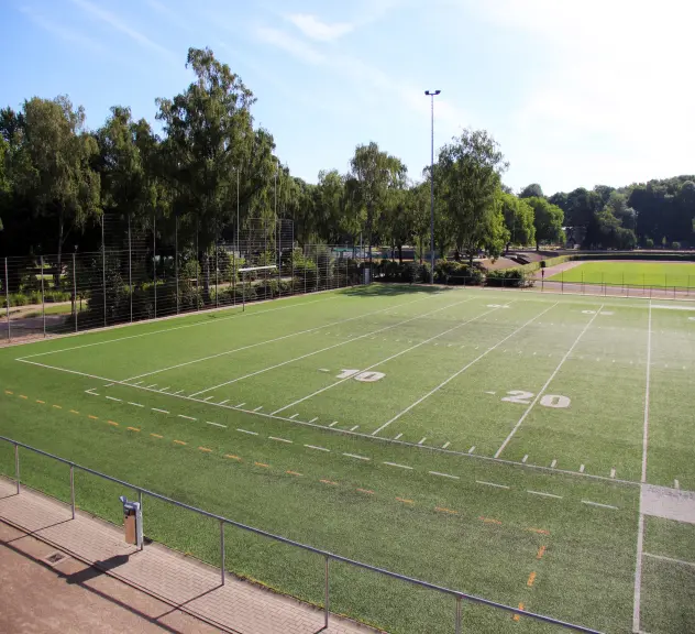 Ein Kunstrasen Football Feld.