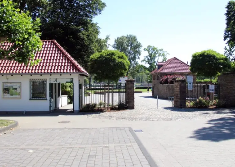 Der Eingang zum Hoeschpark, links steht das Kassenhäuschen und rechts daneben die Toranlage.