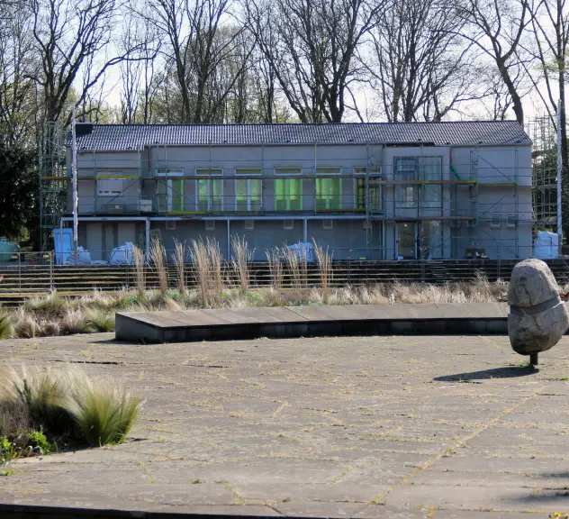 Ein Funktionsgebäude im Hoeschpark wird umfassend saniert.