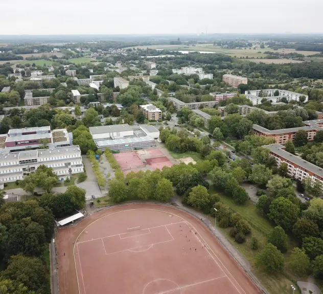 Luftbild der Gesamtschule Scharnhorst-Ost mit dem dazugehörigen Sportplatz