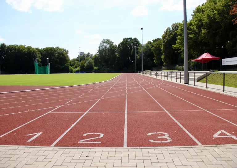 Startbereich der Tartanbahn im Leichtathletikstadion Hacheney in Dortmund.