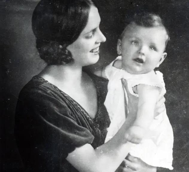Portrait von Minna Piehl mit ihrem Sohn Kurt als Baby