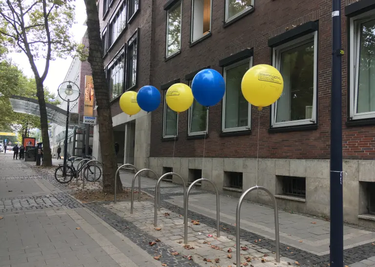 Die neuen Fahrradbügel an der Kleppingstraße dekoriert mit blauen und gelben Luftballons.