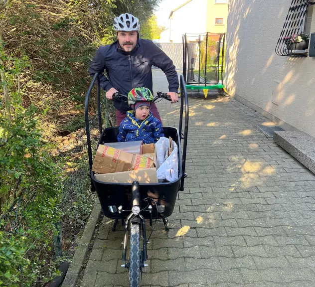 Philipp Kleff mit seinem Kind auf einem Lastenrad