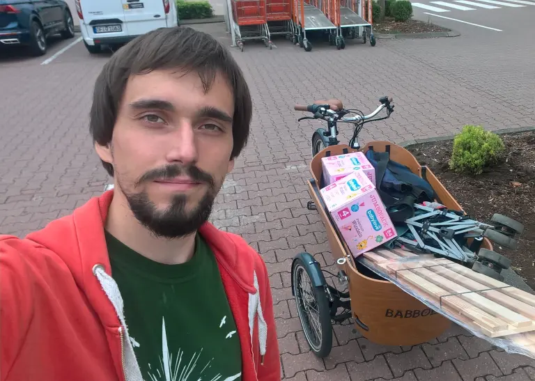 Tobias Hauner mit einem vollbepackten Lastenrad