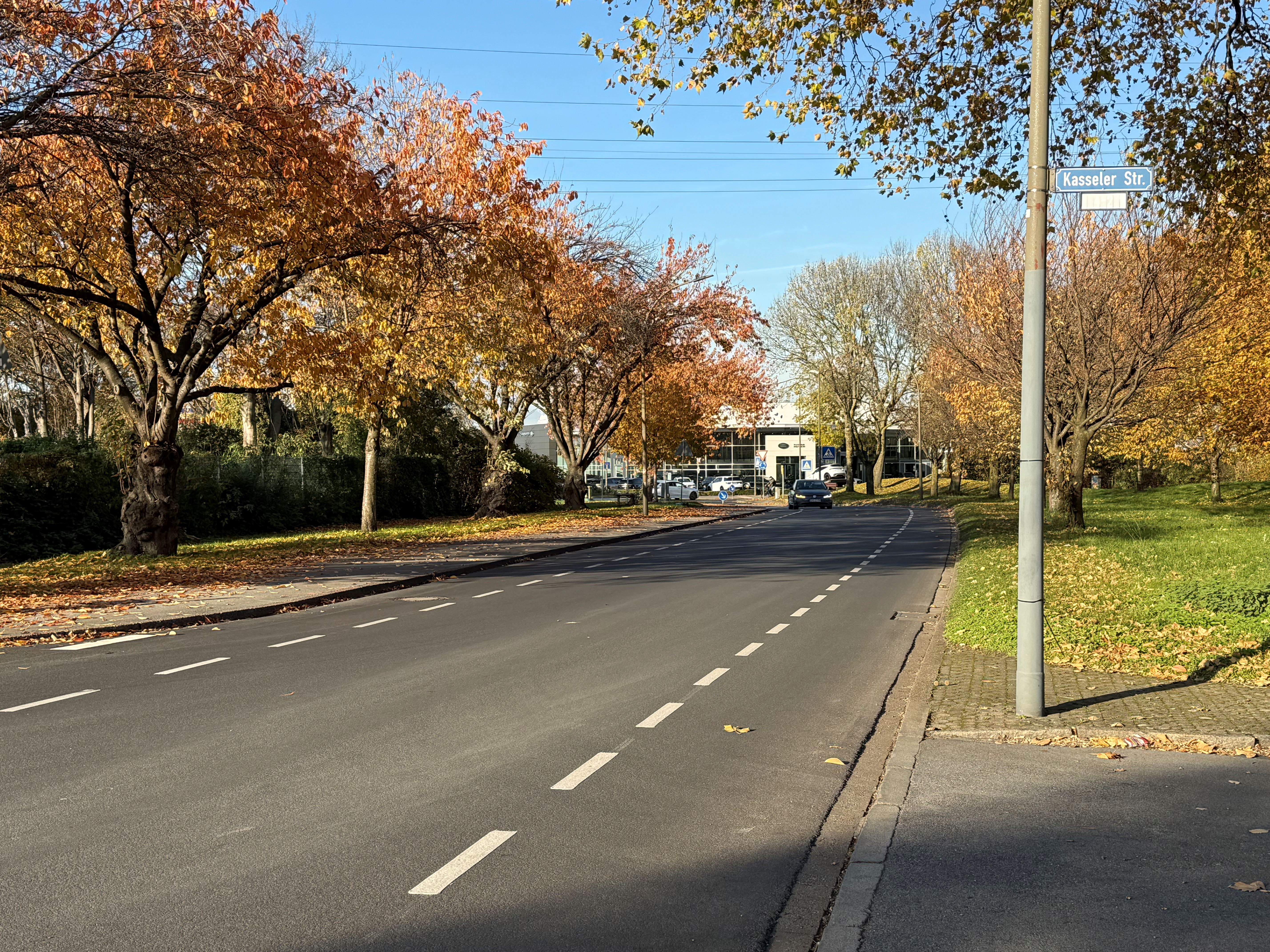 Eine Straße mit beidseitigen Fahrradschutzstreifen. 